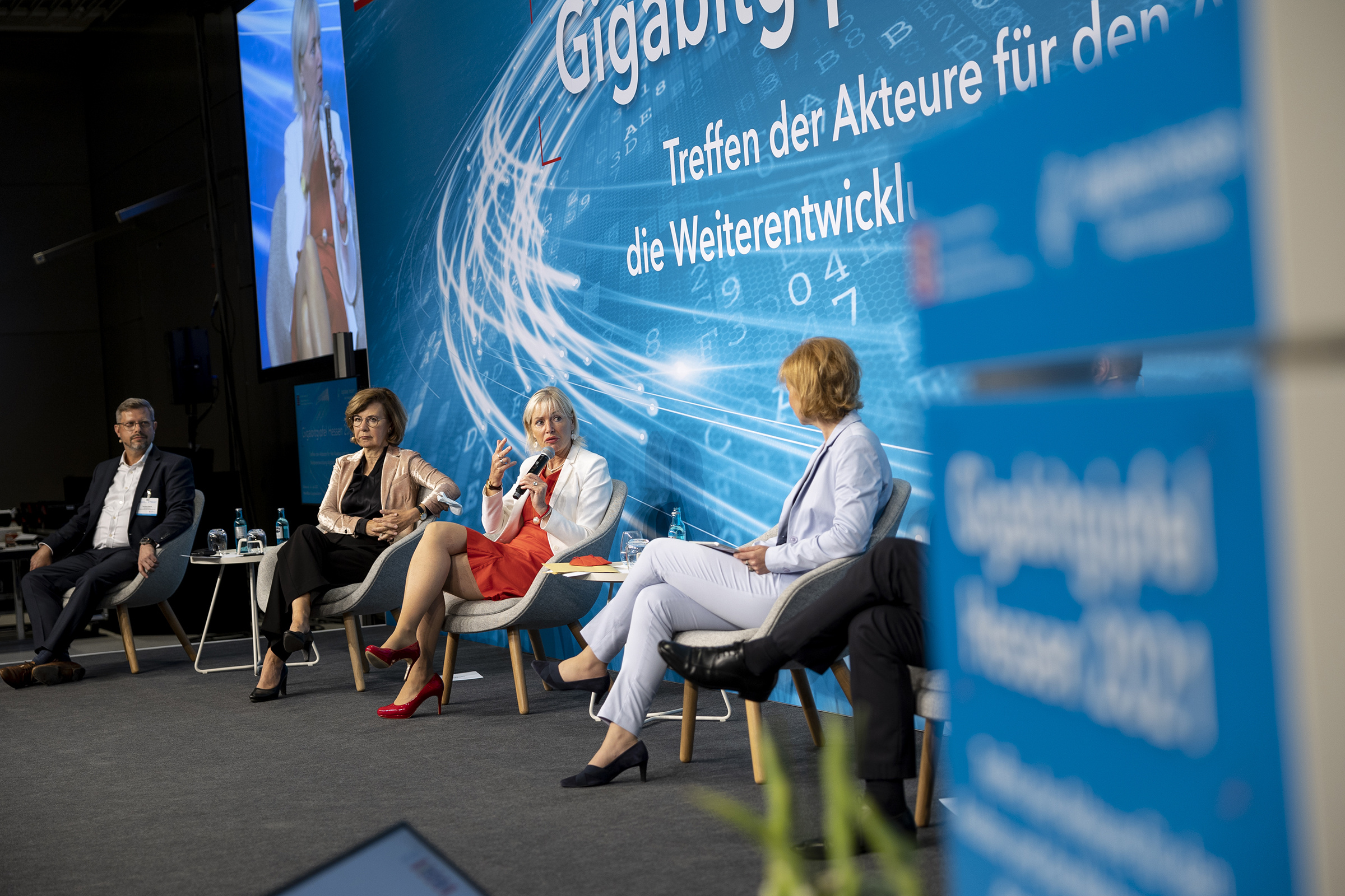 Podiumsdiskussion im Rahmen des Gigabitgipfels Hessen 2021 mit der Hessischen Digitalministerin Prof. Dr. Kristina Sinemus (in der Mitte mit Mikrofon)