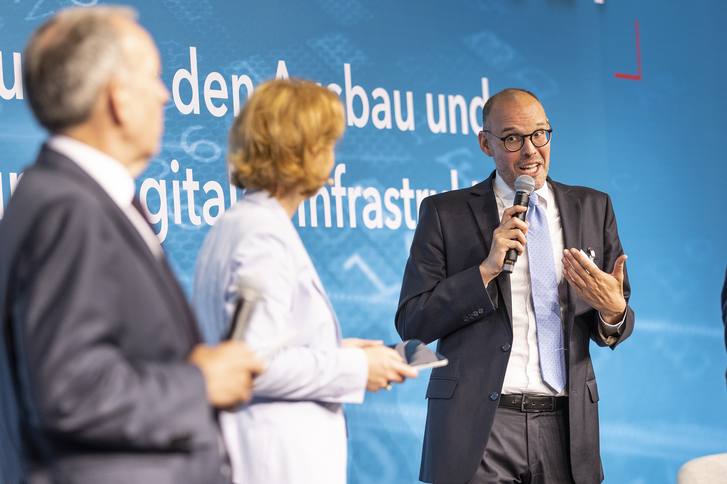 Dr. Walter Fischedick, Leiter der Abteilung Digitalisierung, Wirtschaft, Innovation in der Hessischen Staatskanzlei, Ministerin für Digitale Strategie und Entwicklung beim Gigabitgipfel Hessen 2021